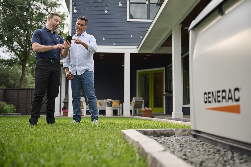 Instalador Generac junto a generador Guardian