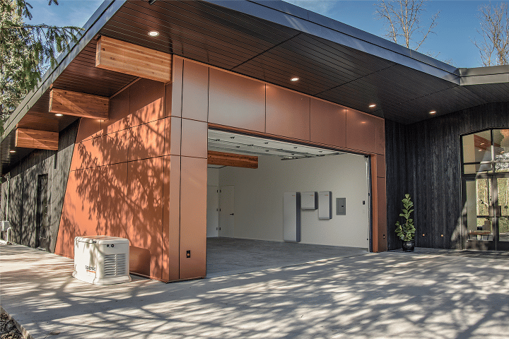 PWRcell 2 instalado junto a una casa